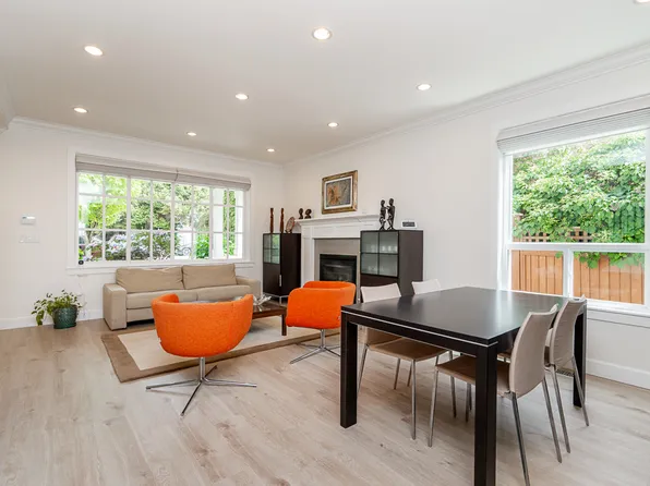 359 E 13th St, North Vancouver, BC V7L 2L8