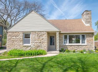 8031 N Whitney Rd, Fox Pt, WI 53217