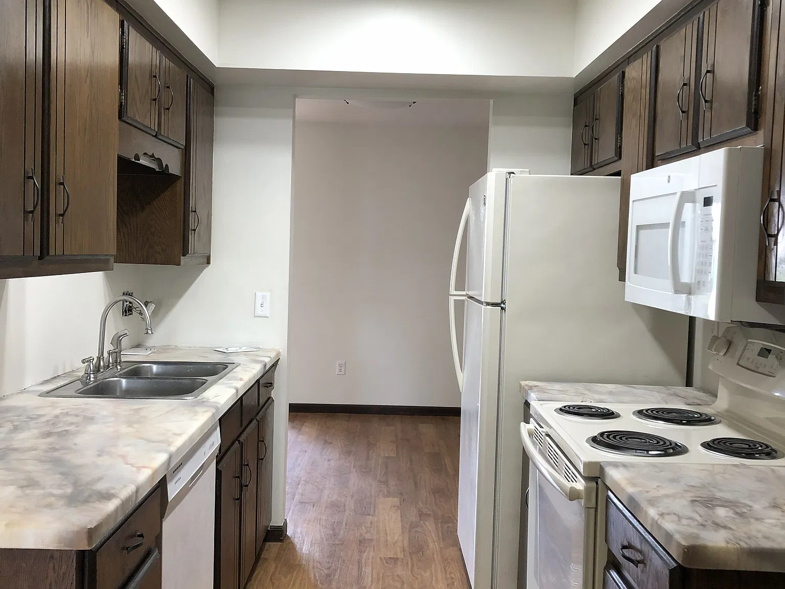 2 bed, 1250 sqft, $1,300 — Photo 3