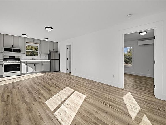4th image of 61 Maple Dr