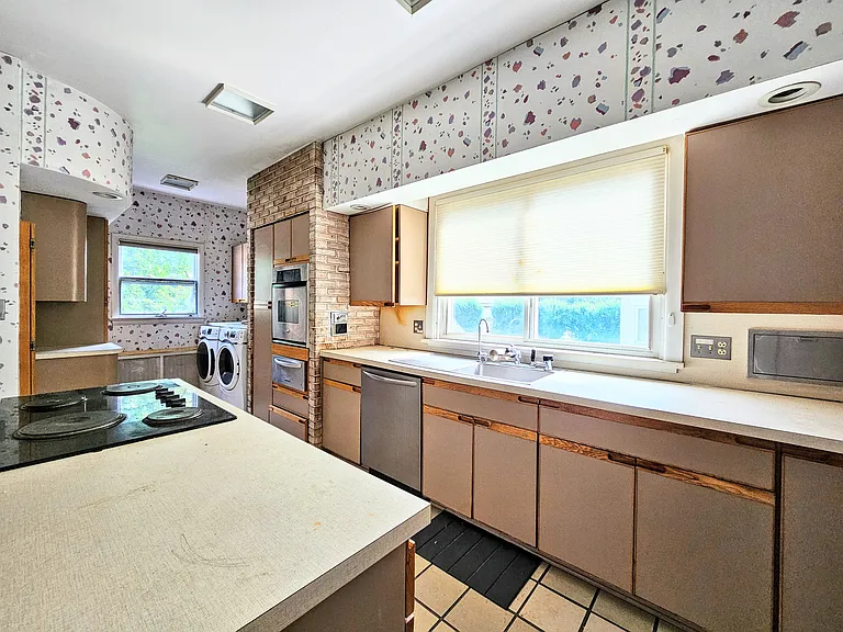 571 Charles Ave #2 — Photo 7