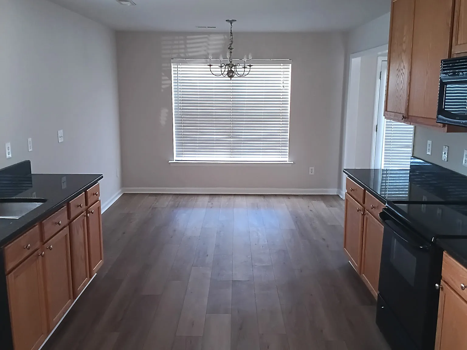 3 bed, 2.5 bath, 2524 sqft, $2,200 — Photo 4