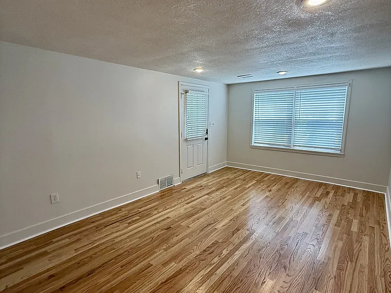 7724 Walnut St — Photo 7