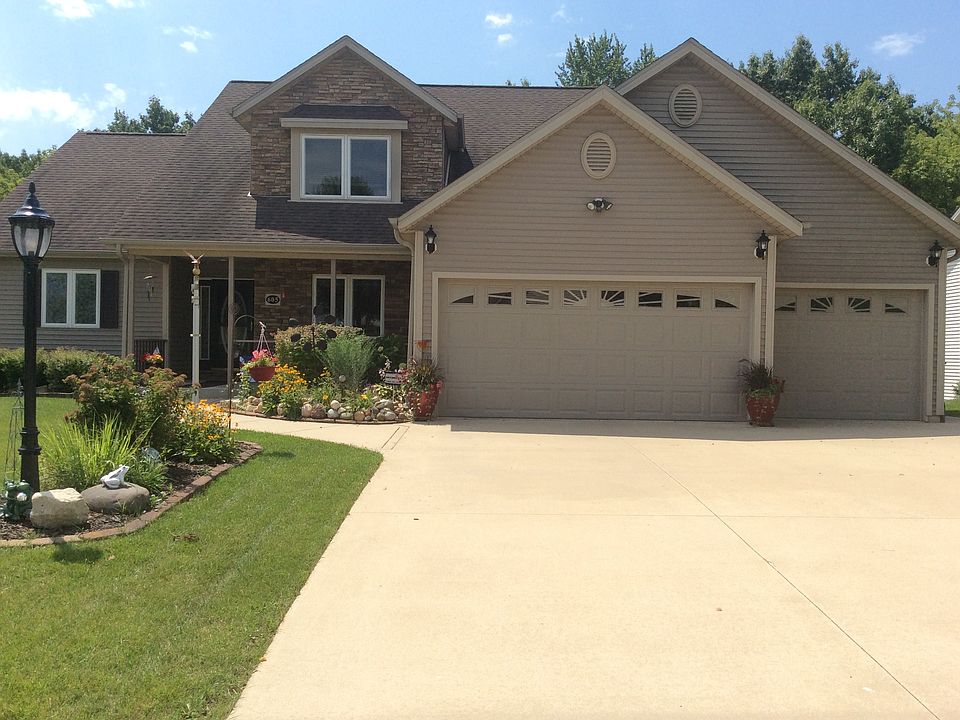 1 1/2 story w/3 car garage