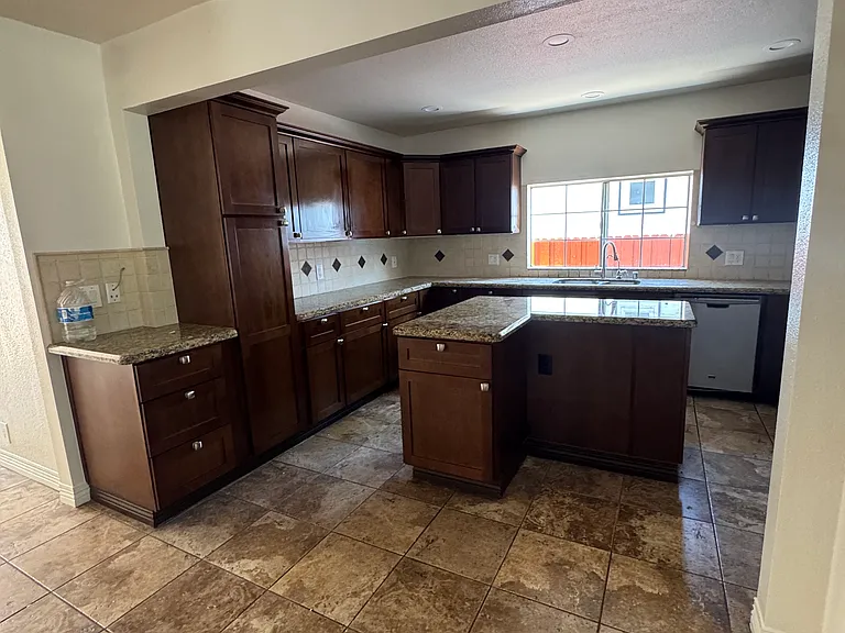 5766 Newcastle Ave — Photo 15