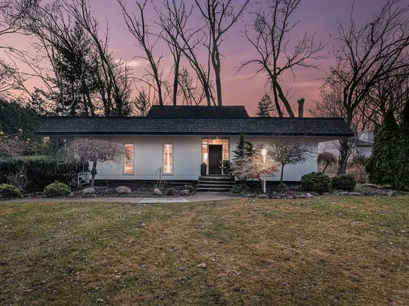 2331 Pine View Dr, West Bloomfield, MI 48324