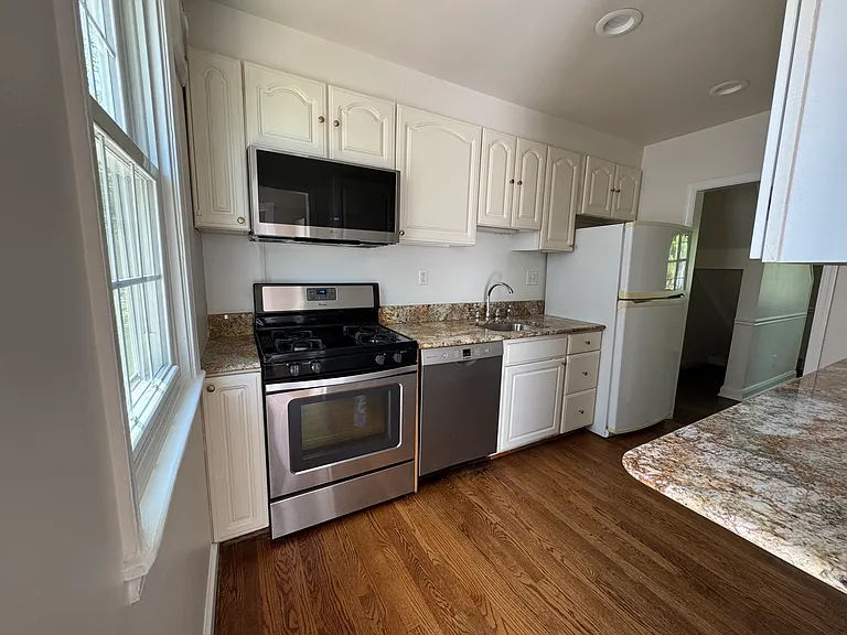 533 Morris Ave — Photo 13