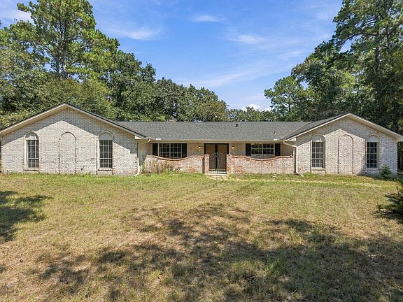 5th image of 16402 Surrey Ln