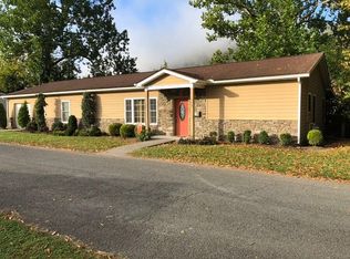 202 Riverside Dr, Hinton, WV 25951