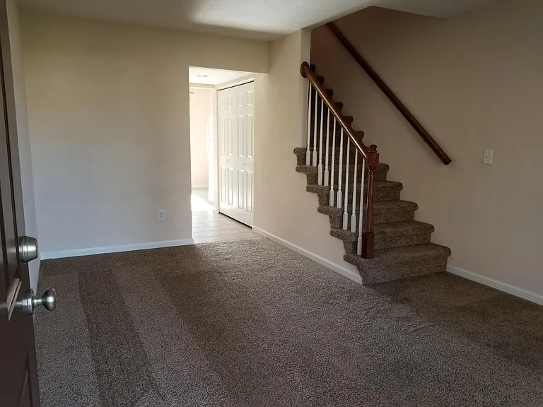 305 Meadow Dr — Photo 8