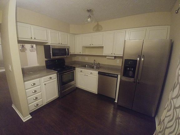 5th image of 823 Applewood Ln