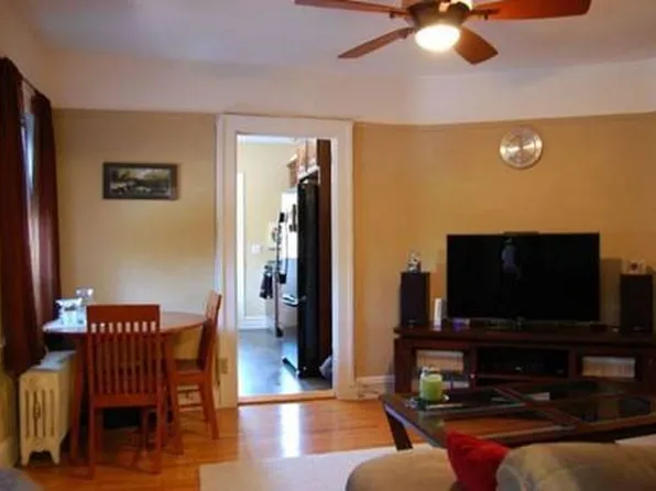 18 Grove St APT 7, Glen Head, NY 11545