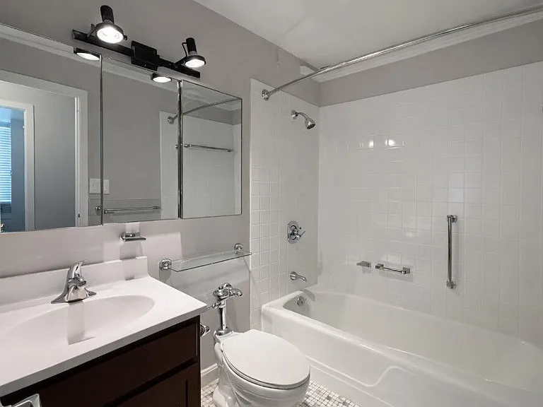 800 Towers Apartments — Photo 9