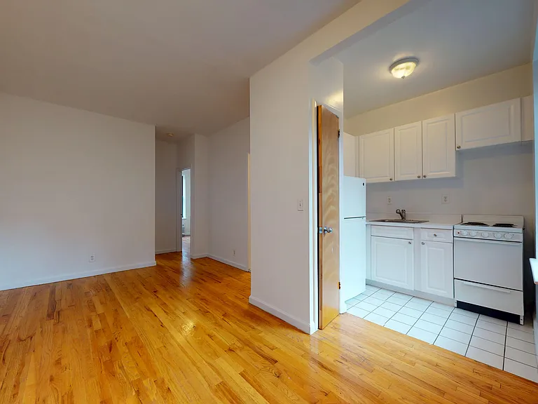 425 E 65th St #26 — Photo 3