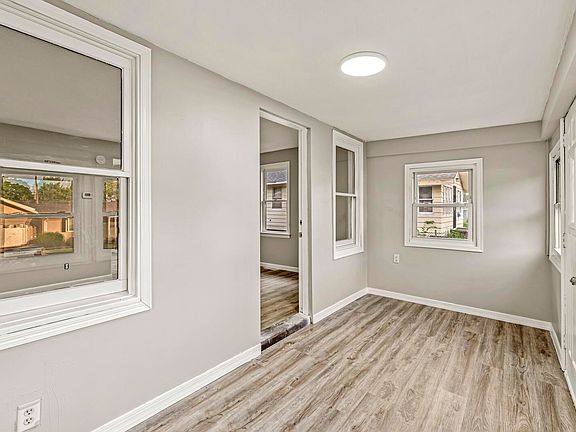 5th image of 127 Lawndale Ave