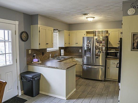 5th image of 922 S Center St