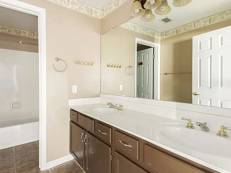 658 N Poplar Ct — Photo 7