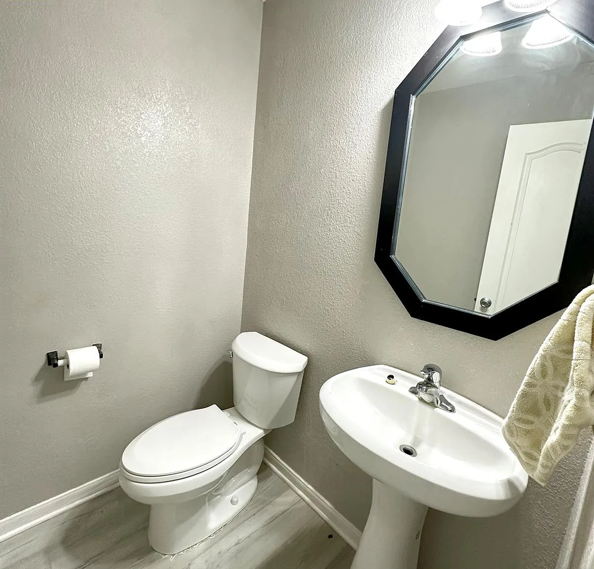 3 bed, 2.5 bath, 2178 sqft, $2,190 — Photo 3