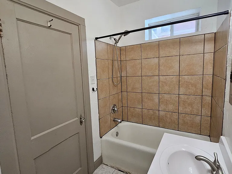 1114 Pine St #1114 — Photo 12