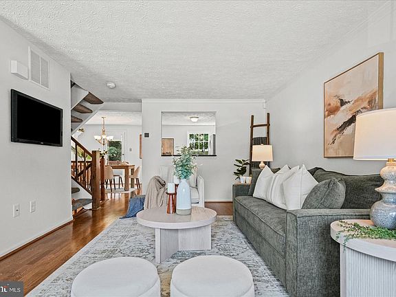 4th image of 1109 Oakwood Ln