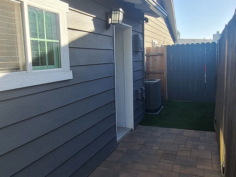909 Begonia St #1 — Photo 10