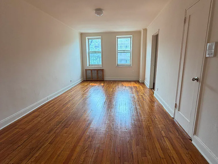 135-10 Grand Central Pkwy #408 — Photo 4