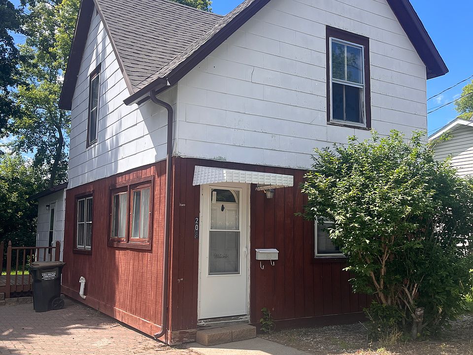1st image of 208 1st St S