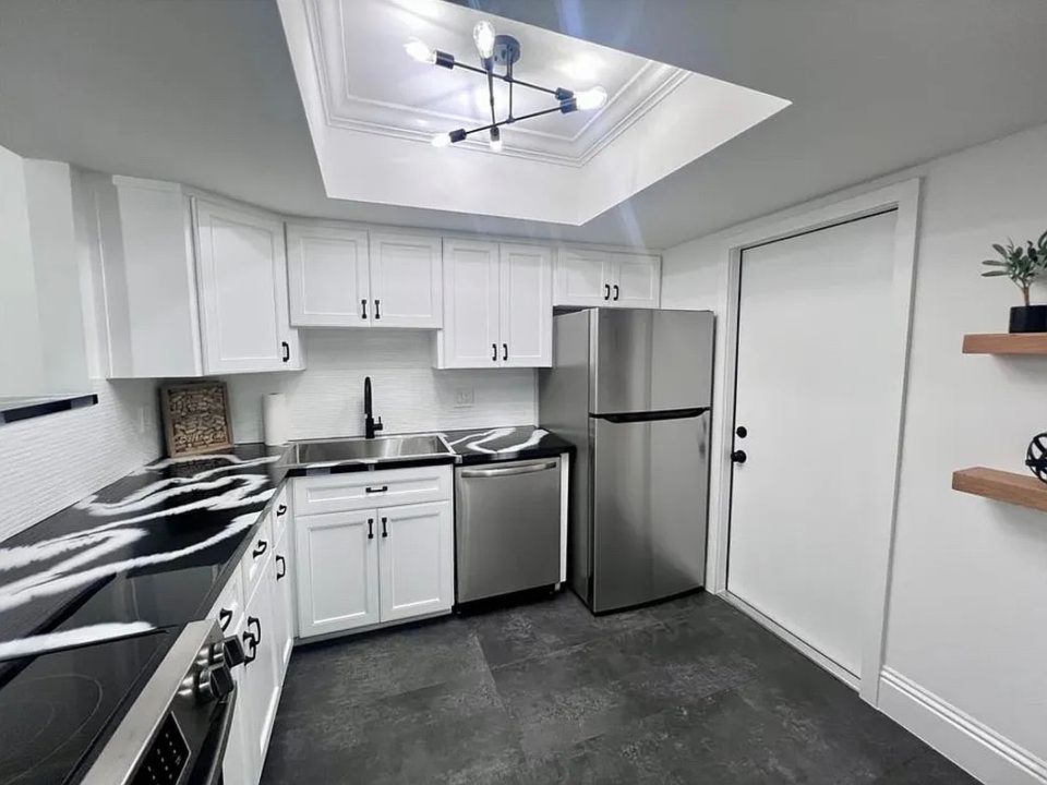 1st image of 899 SE 2nd Ave APT 220