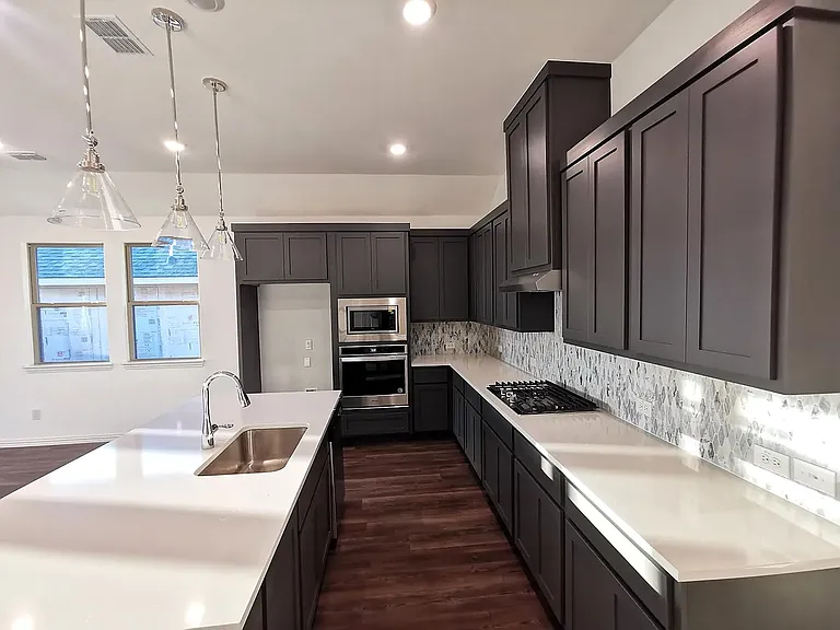 2405 Lovegrass Ln — Photo 5