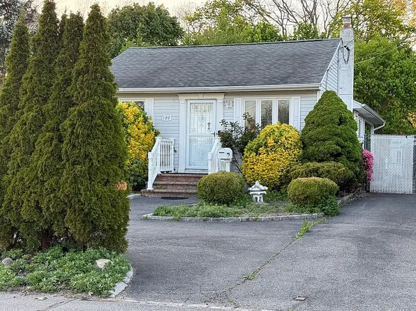 199 17th St, West Babylon, NY 11704