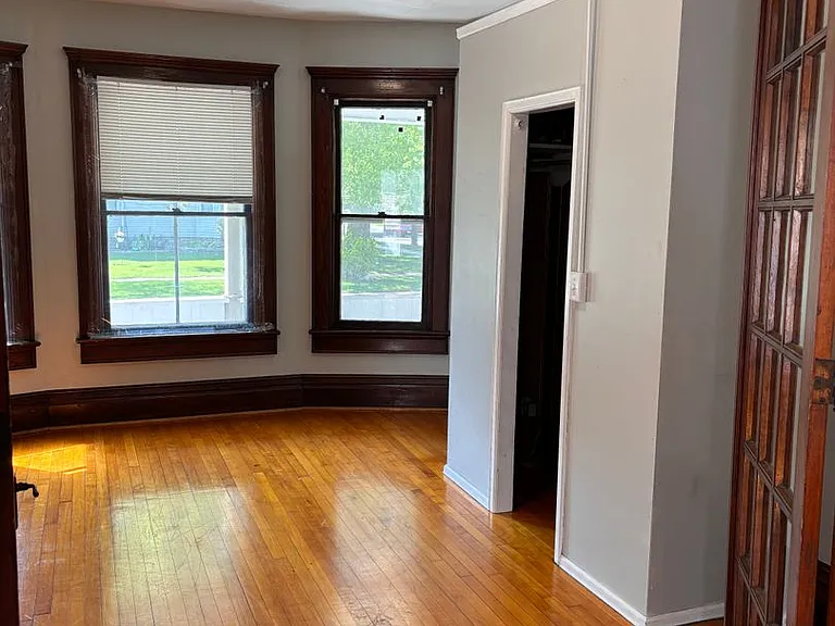 238-240 N Oakland Ave — Photo 3