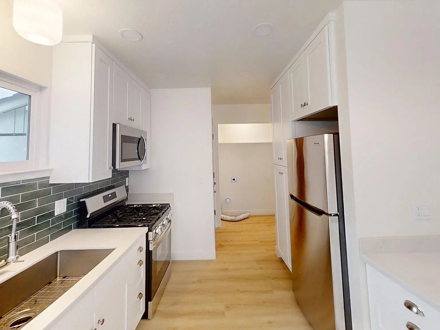 2 bed, 1.5 bath, 900 sqft, $3,200 — Photo 3