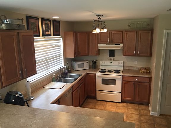 3rd image of 412 Baptiste Cir