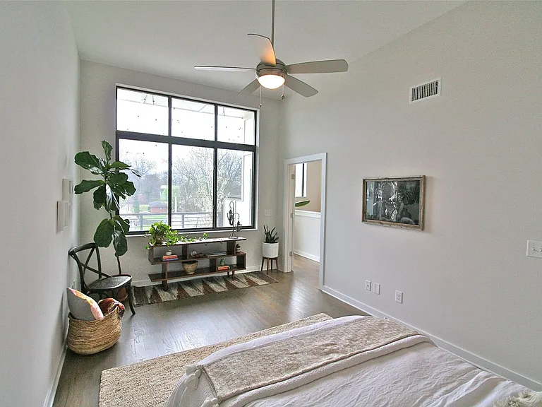 1029 Chester Ave — Photo 21