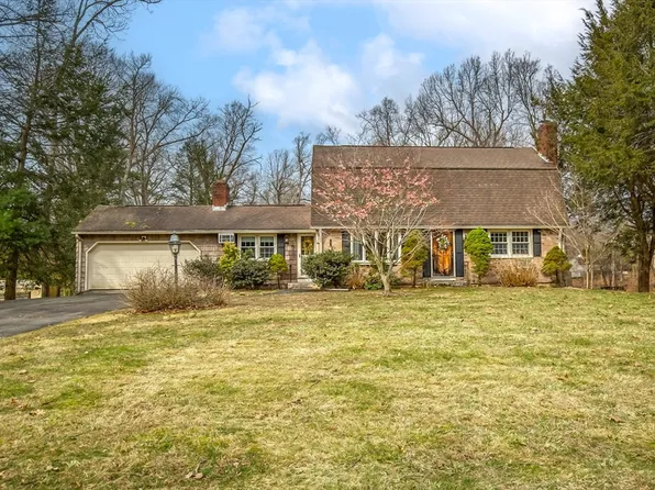 4 Raymond Dr, Wilbraham, MA 01095