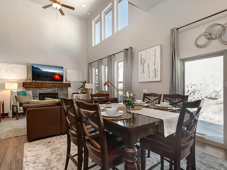 1051 W Abigail Dr — Photo 3