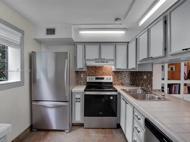 2737 S Oakland Forest Dr #204 — Photo 11