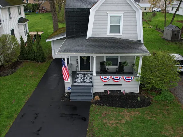 4 Lincoln Ave, Le Roy, NY 14482