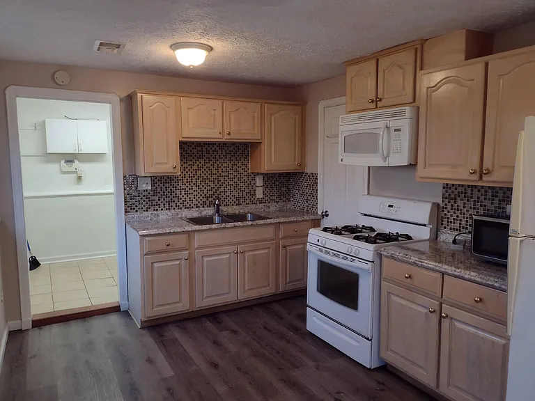 4453 Lee Heights Blvd — Photo 7