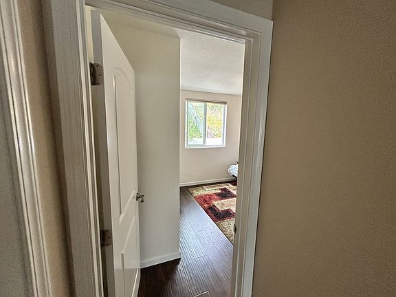4th image of 28 Rockford Ave