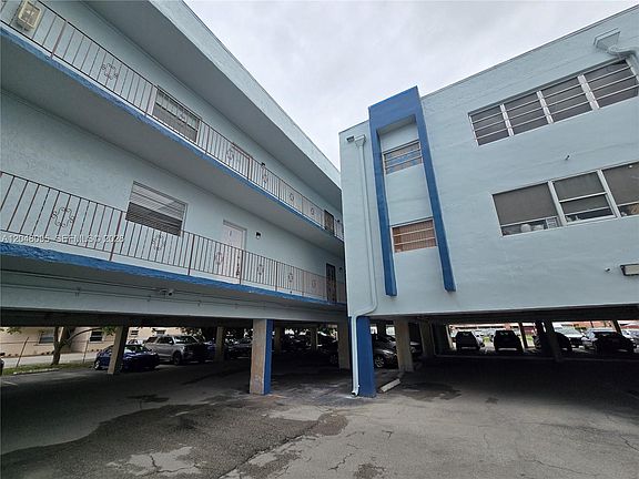 3rd image of 1555 W 44th Pl APT 235