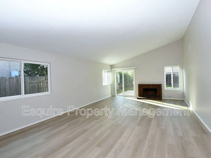 4 bed, 2.0 bath, 1574 sqft, $4,150 — Photo 2