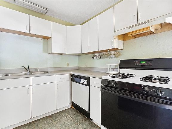 4th image of 215 Maumus Ave