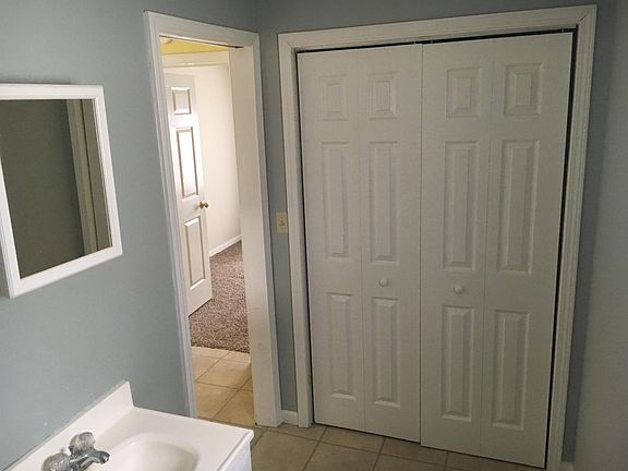 Another shot same bathroom