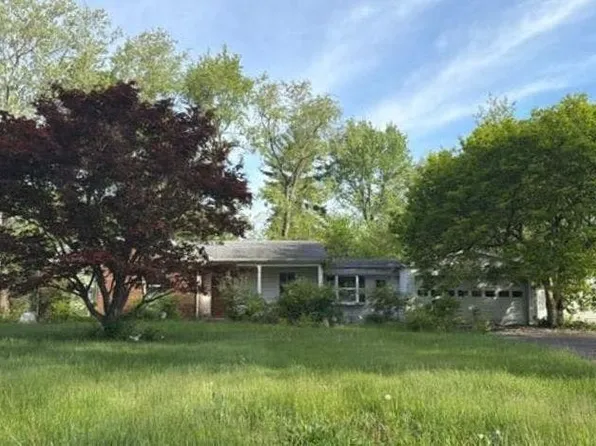 684 Country Club Dr, Xenia, OH 45385