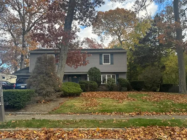 62 Sejon Dr, Sayville, NY 11782