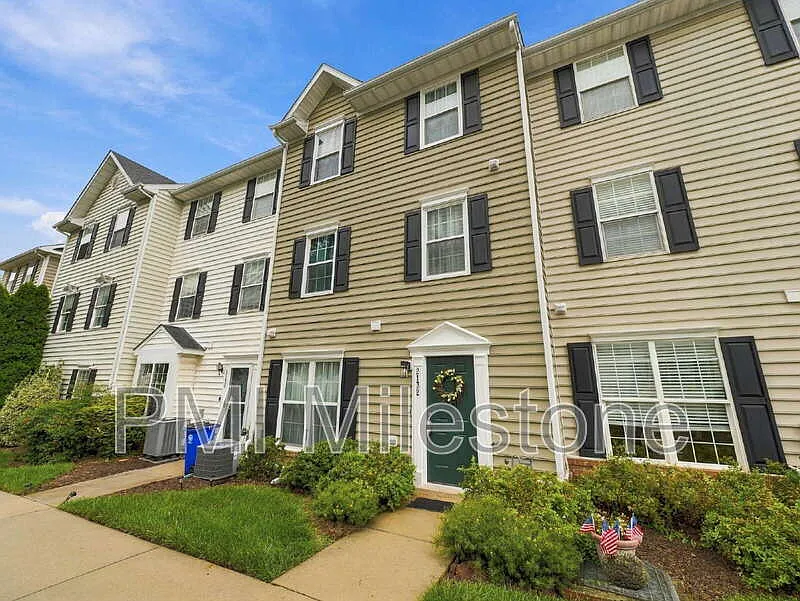 3 bed, 2.5 bath, 1550 sqft, $2,430 — Photo 3