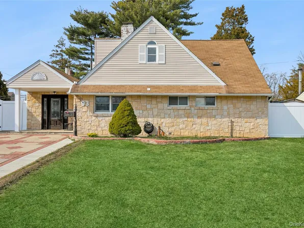 93 Hearth Lane, Westbury, NY 11590