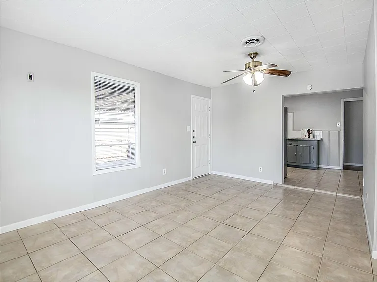 2215 Silverbonnet St — Photo 9