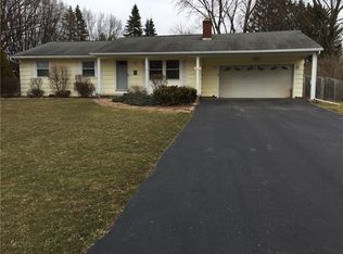 69 Bright Oaks Dr, Rochester, NY 14624